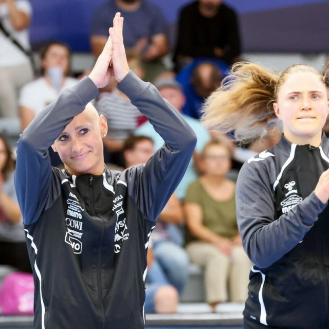 Camila Herrem (lijevo)