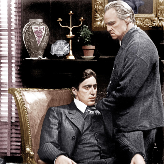 Marlon Brando i Al Pacino u filmu ‘Kum‘: Ručao sam s Brandom u skromnoj sobi u bolnici u kojoj smo snimali. Rukama je jeo piletinu cacciatore. Ruke su mu bile umrljane umakom od rajčice. Govorio je – njam, njam, njam, njam – a ja sam bio opčinjen