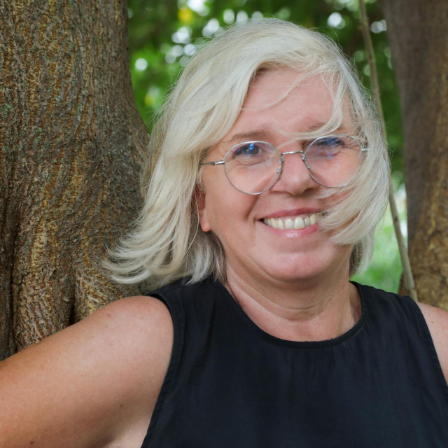 Nakon što su se moji prijatelji devedesetih raspršili po svijetu, a ja sam poput psa ovčara obilazila punktove naših mladenačkih iluzija i nada, sakupljajući ostatke entuzijazma koje nas je obilježilo