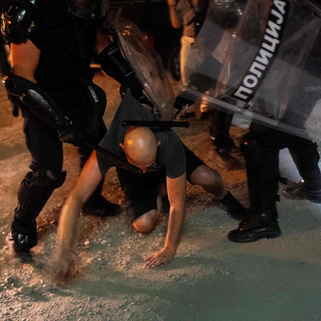 Obračun policije i prosvjednika u Novom Sadu