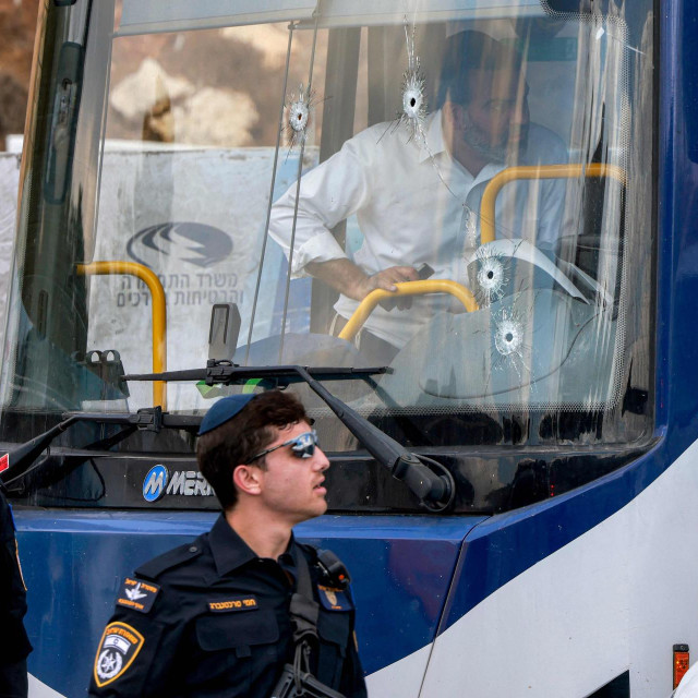 Autobus s oštećenima koja su prouzročili meci