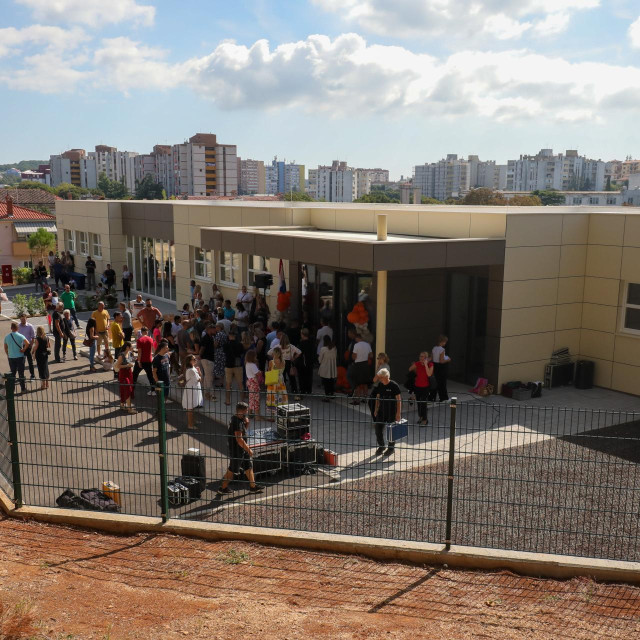 Otvorenje novog dijela proširene osnovne škole Šijana. Novi dio obuhvaća šest učionica, ulazni hol, polivalentnu dvoranu, sanitarije, spremišta i ured za psihologa