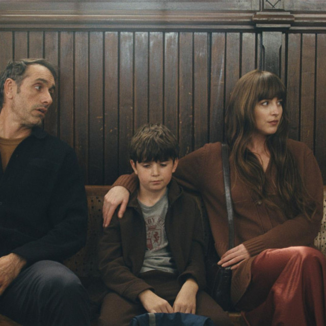 Paul (Michael Angelo Covino) i Julie (Dakota Johnson) imaju i sina Russa (Simon Webster)