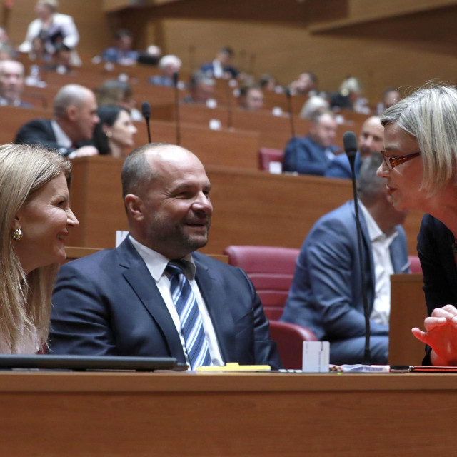 SDP-ovci Sabina Glasovac i Siniša Hajdaš Dončić sa Sandrom Benčić iz Možemo za vrijeme zasjedanja Sabora

 