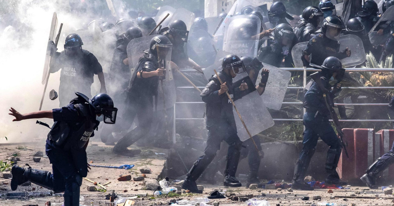Nepal nakon krvavih nereda u kojima je poginulo 19 osoba ukida zabranu društvenih mreža i uvodi policijski sat