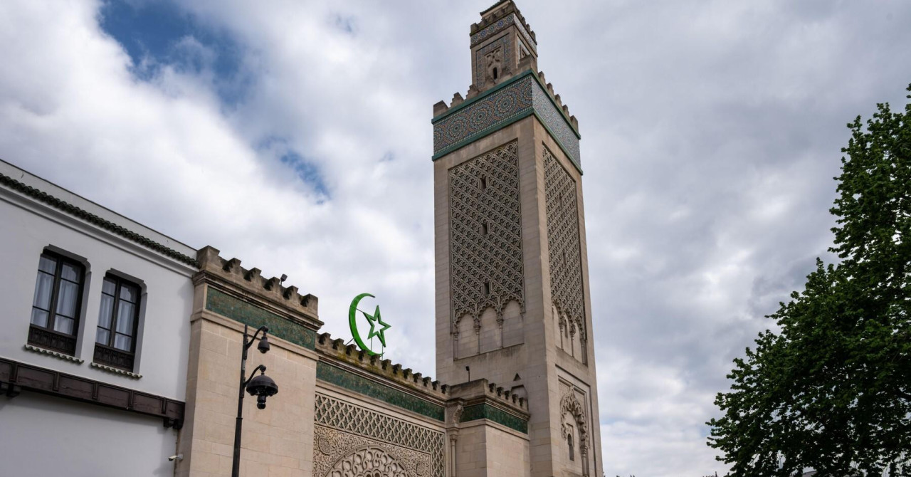 Ispred džamija u Parizu i okolici postavljene svinjske glave