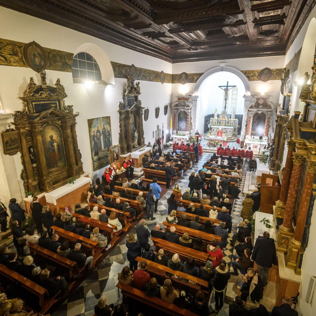 Unutrašnjost crkve Sv. Frane u Šibeniku (ilustracija)