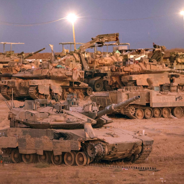 Izraelska vojska napada na brojnim frontovima, ovo su tenkovi ispred Gaze