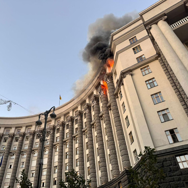 Zgrada ukrajinske vlade u plamenu