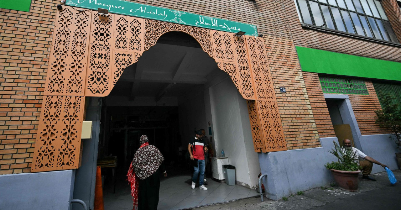 ‘Stranci sa srpskom registracijom postavili su svinjske glave ispred 9 džamija u Parizu, koristili su hrvatski broj‘