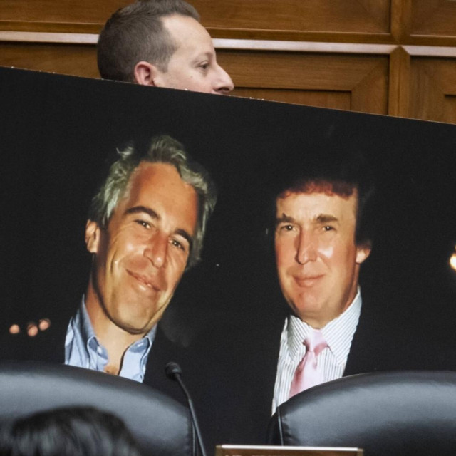 Fotografija Jeffreyja Epsteina i predsjednika SAD-a Donalda Trumpa koja je pokazana u siječnju 2024. na sjednici Odbora za nadzor Zastupničkog doma SAD-a