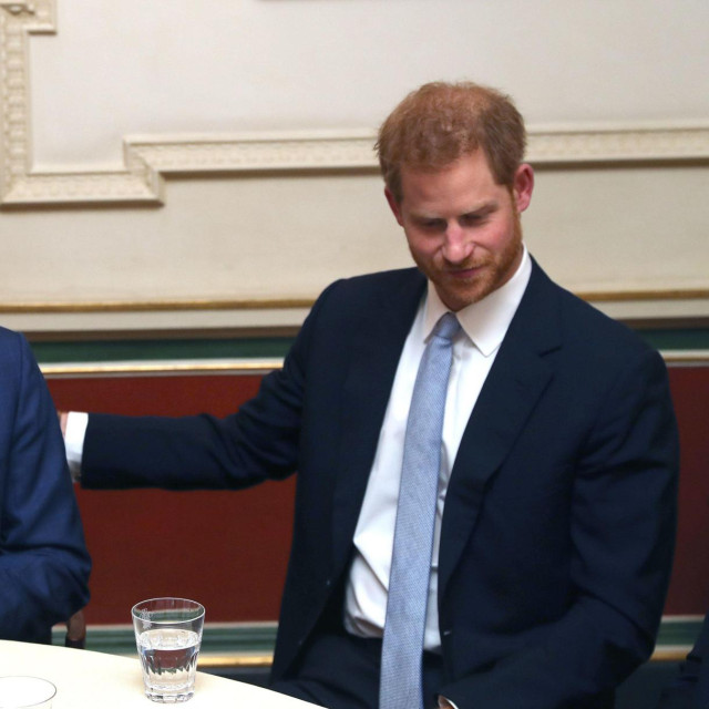 Kralj Charles III. i princ Harry (arhivska fotografija)