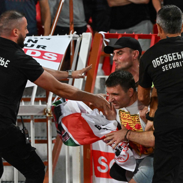Zaštitari zaustavljaju srpskog navijača koji je htio ukrasti englesku zastavu