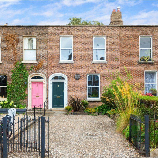 Ovo 19-stoljetno zdanje od 129 kvadrata, s velikim stražnjim vrtom, što je za jednu od najprestižnijih dublinskih četvrti prilično važna stvar, nudi se za 895.000 eura