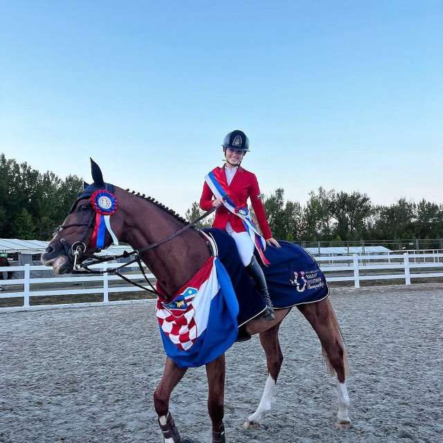Lea Djelmic i konj Dukat. zlato na Prvenstvu Balkana u preponskom jahanju
