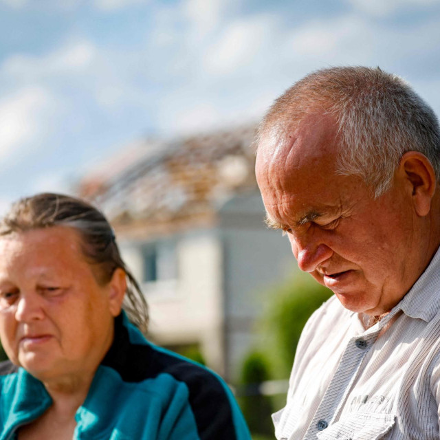 Alicja Wesolowska i njezin suprug Tomasz Wesolowski ispred svoje kuće koja je oštećena kada je na nju pa oboreni ruski dron