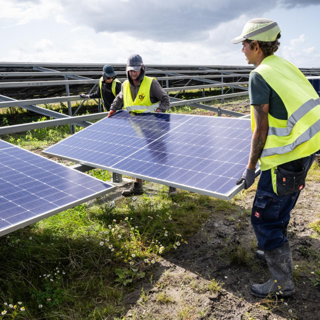 Radnici postavljaju solarni panel 
