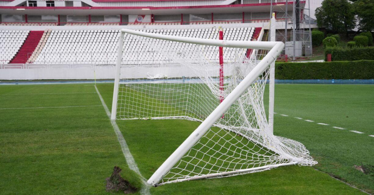 FOTO: Stadion Zrinjskog oštećen u olujnom nevremenu: Uništen je gol, klupe s pomoćnog terena letjele 150 metara