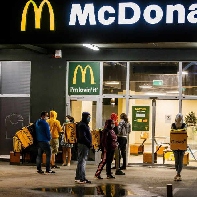 dostavljači ispred McDonaldsa (ilustracija)