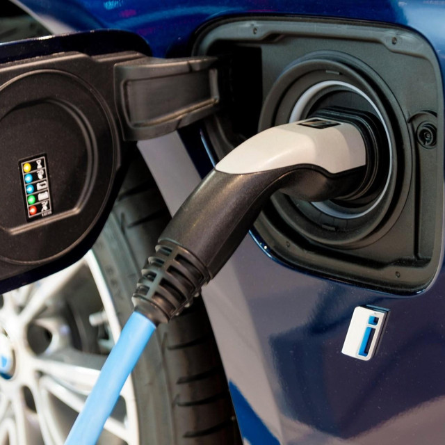 Električni auto na punjaču, ilustracija