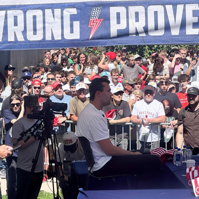 Charlie Kirk govori na skupu u Sveučilištu Utah Valley. Na tom je skupu nastrijeljen i ubijen