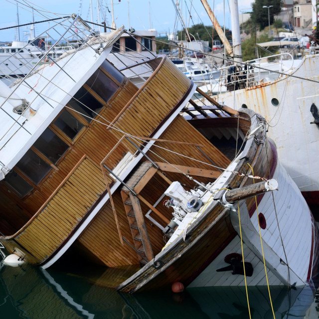 U luci Krilo Jesenice jučer u poslijepodnevnim satima nagnuo se turistički brod, nema ozlijeđenih