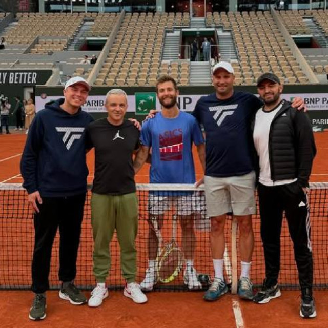 Moutet (u sredini) lani na Roland Garrosu sa svojim stožerom, u kojem je bio i kondicijski trener, Zagrepčanin Luka Veliki (drugi slijeva)