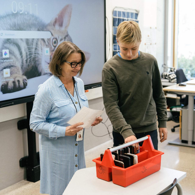 Učenik odlaže mobitel prije nastave