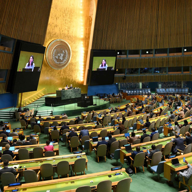 Bivša njemačka ministrica vanjskih poslova i predsjednica 80. saziva Glavne skupštine UN-a Annalena Baerbock za govornicom