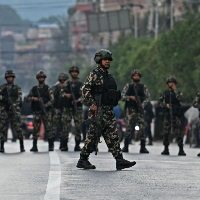 U neredima je ubijeno dvadesetak prosvjednika je ubijeno, a stotine su ozlijeđene, što je samo povećalo ogorčenost i bijes građana