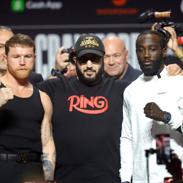 Canelo Alvarez (lijevo), Turki Alalshikh (sredina) i Terence Crawford (desno)