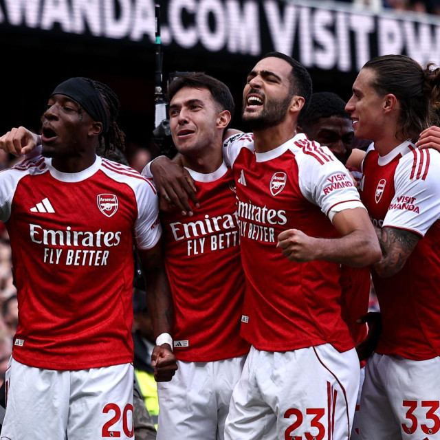 Slavlje nogometaša Arsenala