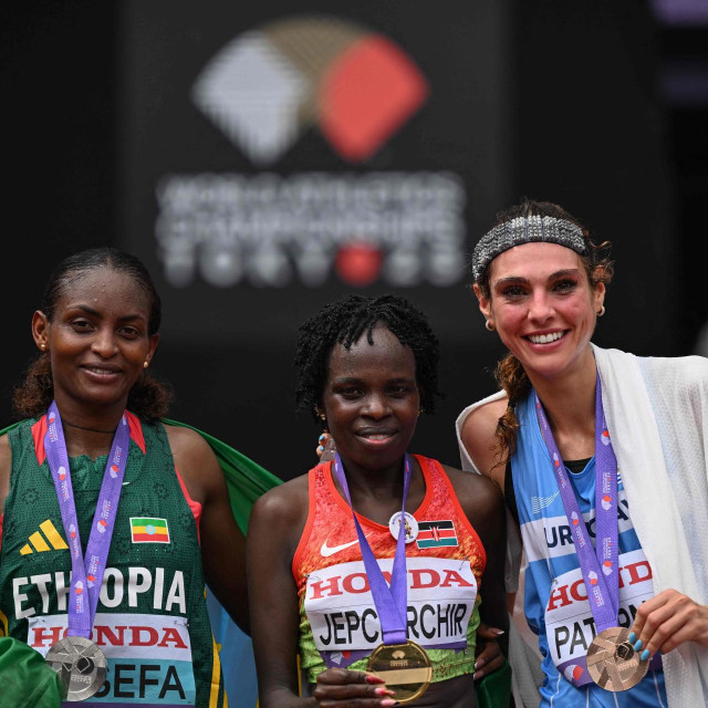 Tigst Assefa, Peres Jepchirchir i Julia Paternain 