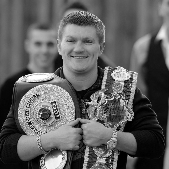(FILES) British boxer Ricky Hatton stands with his Ring Magazine Light Welterweight Champion Belt (R) and his IBO Light Welterweight world championship belt after holding a press conference in Ashton-u-Lyne, Manchester, north-west England on January 29, 2009 to confirm his next fight against Filipino boxer Manny Pacquiao. Former world boxing champion Ricky Hatton has died aged 46, Britain‘s Press Association news agency reported on September 14, 2025. (Photo by Andrew YATES/AFP)