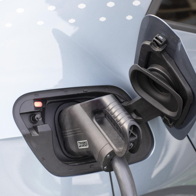 Punjenje automobila, ilustracija