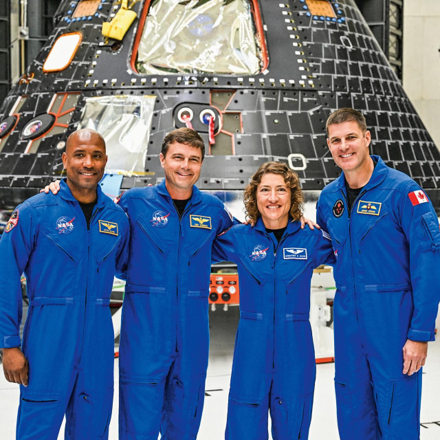 Misija Artemis II s četveročlanom posadom trebala bi biti lansirana između veljače i travnja 2026.: astronauti bi u letjelici Orion samo kružili oko Mjeseca. Ponovno spuštanje na Mjesečevu površinu, umjesto 2025., dogodit će se najranije 2027., gotovo 60 godina nakon prve misije Apollo