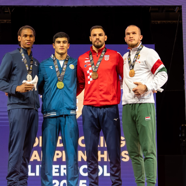 Gabrijel Veočić s ostalim osvajačima medalje u poluteškoj kategoriji