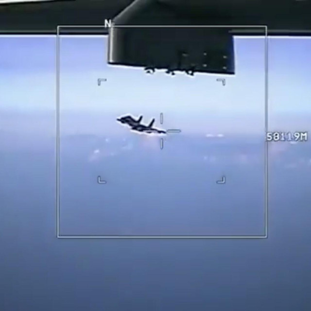 Francuski dron snimka ruski borbeni avion Su-35S