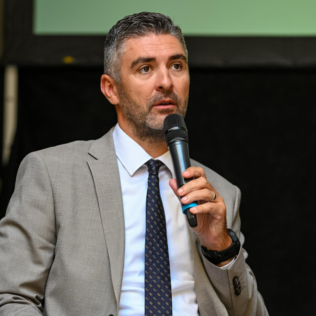 HDZ-ov Mato Franković od resornog ministarstva očekuje da žurno donese pravilnik kojim će definirati koju razinu obrazovanja turistički vodič mora imati