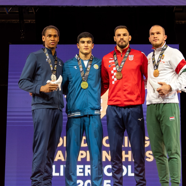 Gabrijel Veočić s ostalim osvajačima medalje u poluteškoj kategoriji na SP u Liverpoolu