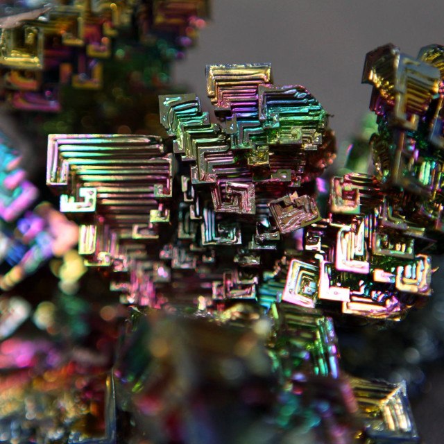 Bizmut se koristi u metalurgiji i u industriji oružja koja ga zbog karakteristika sličnih olovu rabi za proizvodnju nekih vrsta streljiva