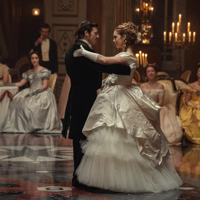 Očekuju nas i nevjerojatni kostimi u seriji ”Dinastija Guinness”