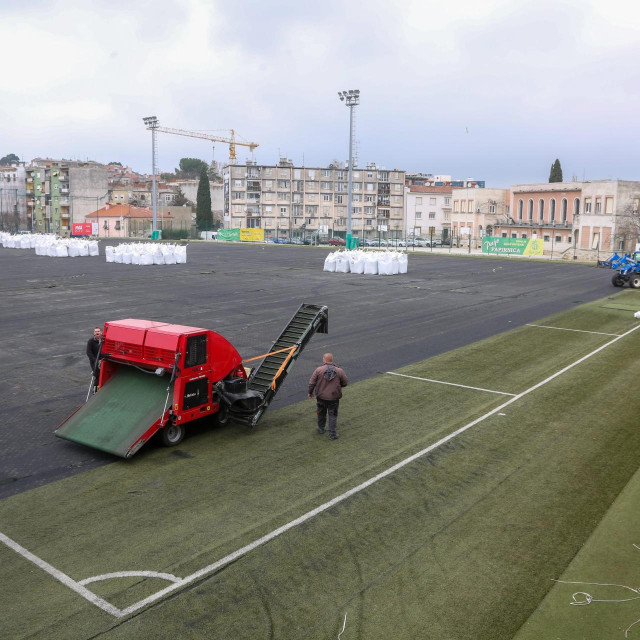 Postavljanje umjetne trave na pomoćnom terenu Aldo Drosine u Puli