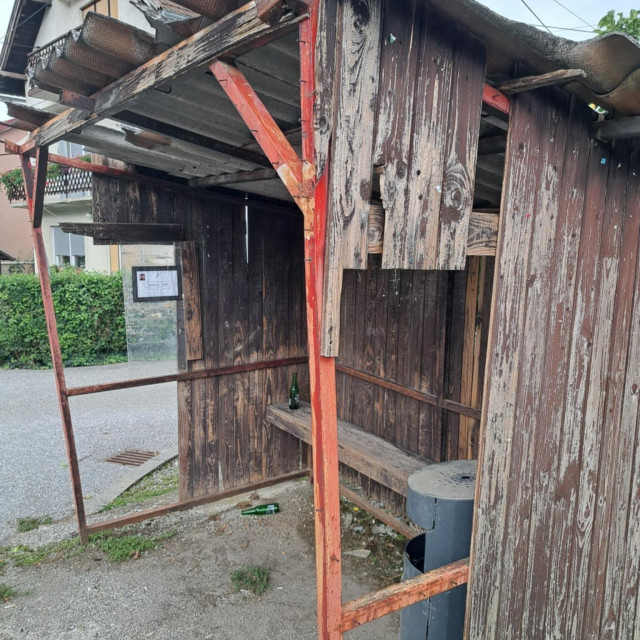 Drvena konstrukcija autobusnog stajališta u Moravču