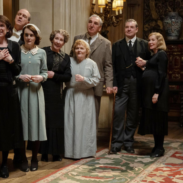 Downton Abbey: Veliko Finale

Jim Carter, Raquel Cassidy, Brendan Coyle, Kevin Doyle, Joanne Froggatt, Phyllis Logan, Lesley Nicol, Sophie McShera