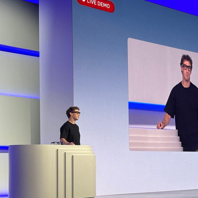 Mark Zuckerberg demonstrira Meta Ray-Ban Display 