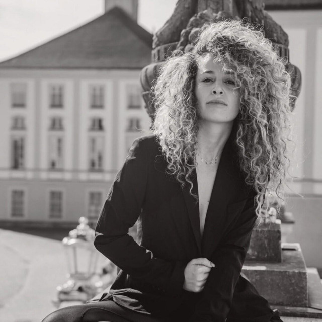 Tijana je rodom iz Hrvatske, djetinjstvo je provela u Novom sadu, a trenutačno živi u Njemačkoj