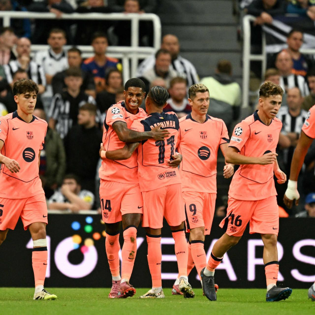 Rashford slavi pogodak s igračima Barcelone