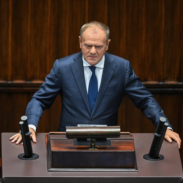 Donald Tusk meta je stalnih i žestokih napada zbog najave uvođenja zdravstvenog odgoja u škole