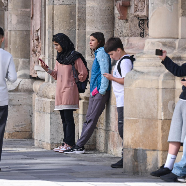 U Austriji je od 2017. na snazi zabrana pokrivanja lica u državnim i javnim institucijama, a prvi pokušaj zabrane hijaba u školama je propao 2020. godine kad ga je ukinuo Ustavni sud